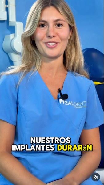 Doctora de la clínica Zaldent presentando su tratamiento de implantes en vídeo
