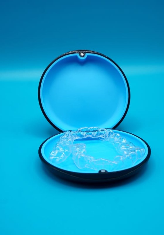 Fotografía de producto de una férula dental sobre fondo azul